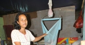 Rumah Terendam, Korban Banjir Tetap Bertahan