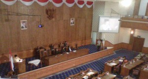 Rapat Pengesahan RAPBD Diwarnai Intrupsi