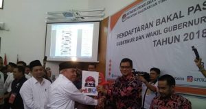 Diantar Puluhan Tokoh Masyarakat, Isran dfan Hadi Mendaftar ke KPU Kaltim