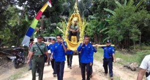 Dandim Disambut Suka Cita Warga Muara Bengkal, Diarak Dengan Tandu Adat