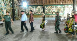 Dandim Terkesan Desa Miau Baru Yang Kaya Dengan Adat Istiadat
