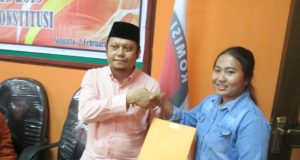 Usai Terima Berkas, LO PSI Cium Tangan Komisioner KPU Kutim