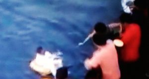Zakaria dan Marten, Minggu Siang Dicueki Kapal Pengangkut Batubara