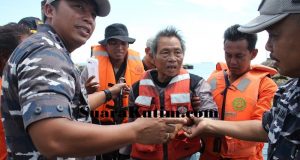 Suasana Haru Menyambut Kedatangan Zakaria dan Marten di Pantai Aquatiq