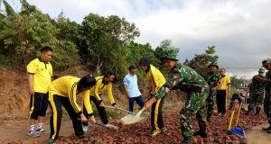 Kerja Bakti Polri – TNI, Berhasil Perbaiki dan Bersihkan Jalan Ke Gereja Katolik Sangatta