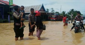 Banjir di Teluk Pandan: Kapolres Kirim 33 Anggotanya Membantu Masyarakat