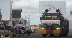 Gunakan Mobil Water Cannon, Polres Kutim Lakukan Penyemprotan Disinfektan di Kota Sangatta