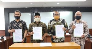 Pemkab Kutim Serahkan Dokumen Hasil Kajian Tapal Batas Kutim-Berau ke Gubernur Kaltim, untuk Dibawa ke Pusat