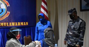 Lanal Sangatta Gelar Serbuan Vaksin Terhadap Masyarakat Maritim, Warga Sangatta Rela Antri Sejak Dini Hari