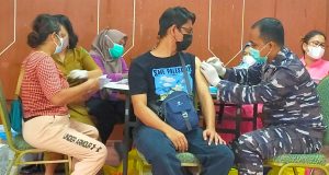 Ribuan Warga Sangatta Padati Gedung Wanita di Bukit Pelangi, Antri Vaksin Boster Covid-19