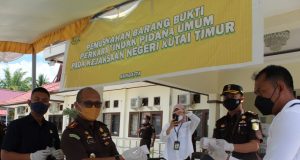 Kejari Kutim Musnahkan 299 Gram Sabu dan Puluhan BB Pidum