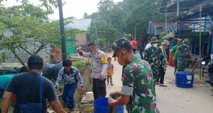 Sembari Ngabuburit, PWI-SMSI Dukung Program Kodim 0909/KTM Bersih-bersih Kampung Masabang