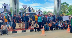 Ratusan Warga Kecamatan Teluk Pandan Geruduk Kantor DPRD Kutim, Pertanyakan Legalitas Kawasan dan Buah Sawit