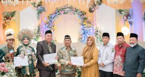 “Kado Cintaku”, Hadiah Terindah Disdukcapil Kutim dan Kemenag untuk Pasangan Pengantin Baru
