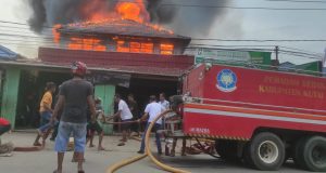 Si Jago Merah Lahap Ruko di Yos Sudarso 4 Sangatta Utara – Api Belum Bisa Dipadamkan