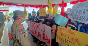 Gelar Aksi Penolakan Kenaikan Harga BBM – Puluhan Mahasiswa Kutim Saling Dorong Dengan Aparat Keamanan hingga Bakar Pocong