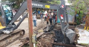 Gotong Royong Bersihkan Parit, Camat Sangatta Utara Pimpim KJB