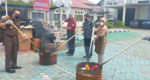Ribuan Batang Rokok Ilegal dan Puluhan BB Tindak Pidana Incracht Dimusnahkan Kejari Kutim