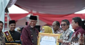 Mentan RI Beri Penghargaan Nasional ke Ardiansyah Sulaiman, Dorong Pertanian Terus Berkembang di Kutim