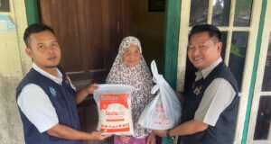 Peringati HLUN 2023, LAZISMU Kutim Berbagi Puluhan Paket Sembako untuk Lansia