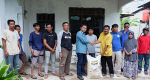 Ketua DPRD Kutim Sambangi Warga Desa Sekrat, Beri Bantuan Pupuk