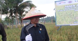 Ketua DPRD Kutai Timur Joni Turut Serta Temui Poktan Bagikan Pupuk Gratis