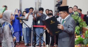 Resmi, Joni Lantik Mulyana sebagai Pengganti Almarhum H Asmawardi di DPRD Kutim
