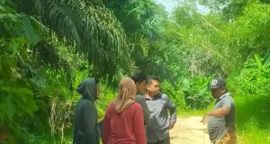 Ketua DPRD Kutai Timur Joni Tinjau Rencana Pembuatan Drainase Desa Danau Redan