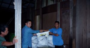 Lagi, Joni Bagikan Bantuan Pupuk, Harap Panen Melimpah