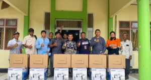 Legislator Kutim Bagikan Komputer kepada Para RT untuk Pelayanan yang Lebih Efisien