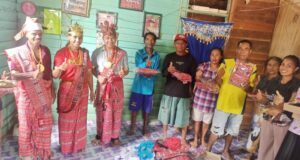 Serahkan Baju Adat, Ketua DPRD Harap Warga Terus Miliki Kekompakan