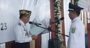 Lantik Azharuddin Jadi Kades Desa Wanasari, Bupati Ardiansyah Tekankan Poin Ini
