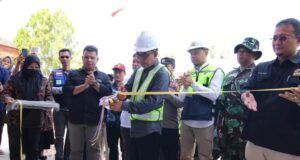 Gunting Pita, Bupati Kutim Ardiansyah Resmikan Kantor Desa Sangkima