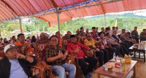 Faizal Rachman Serahkan 6 Ambulans Sekaligus Rayakan HUT Desa Mata Air yang Ke-26