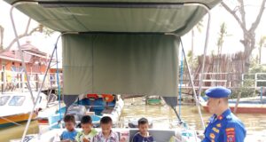 Diatas Kapal Patroli, Polairud Polres Kutim Hadirkan Perpustakaan Terapung Bagi Anak Pesisir
