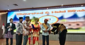 Bupati Ardiansyah Bergelar Sutan Rajo Alam Sati – Anugerah Kehormatan Ikatan Keluarga Minang (IKM) Kutai Timur