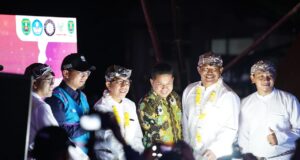 Bersama Bupati Ardiansyah, Ketua DPRD Kutim Joni dan Wakil Ketua DPRD Kutim Arfan Resmikan Listrik PLN 24 Jam di Desa Sekerat