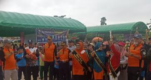 Germas di Kecamatan Muara Bengkal, Bupati Ardiansyah Berikan Imunisasi Polio, Senam Bersama Masyarakat hingga Pemberian Media Edukasi Food Model untuk Posyandu