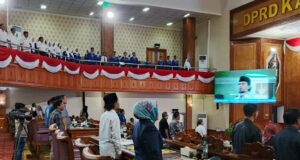 Joni Apresiasi Kehadiran Pelajar SMPN 1 Rantau Pulung dalam Rapat Paripurna ke-25