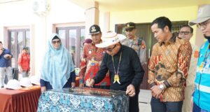 Kunker ke Rantau Panjang, Bupati Ardiansyah Resmikan Kantor Desa hingga Penyalaan Listrik PLN