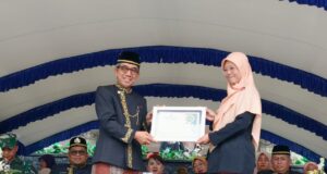 Bupati Ardiansyah Serahkan Penghargaan Kepala Sekolah dan Guru Berprestasi di Kutim – Kadisdikbud Kutim Mulyono : Ini Bentuk Apresiasi Kita Kepada Tenaga Kependidikan di Kutim