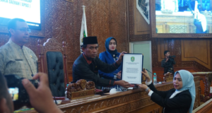 Fraksi GAP Sampaikan Pandangan Kritis atas Raperda APBD 2025 di Sidang Paripurna DPRD Kutim