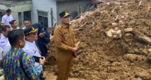 Seno Aji Tinjau Longsor Lempake, Janji Bangun Rumah Korban