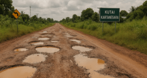 Guntur: Jalan Rusak di Kukar Akibat Salah Penanganan Gambar ilustrasi jalan rusak (ilustrasi by AI)