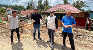 Legislator Kaltim Tinjau Longsor Batuah dan Desak Relokasi Warga Dua Anggota Fraksi Gerindra, Akhmed Reza Fachlevi dan Abdul Rakhman Bolong, berbincang dengan warga saat meninjau lokasi bencana longsor KM 28 Jalan Poros Samarinda–Balikpapan, Kamis (29/5/2025). (Foto Dok Fraksi Gerindra DPRD Kaltim)