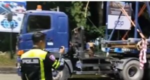 Senggol Ambulan, Subandi Minta Tindak Tegas Sopir Truk Melewati Jembatan Mahakam Lama Truk alat berat yang menerobos Jembatan Mahakam Lama