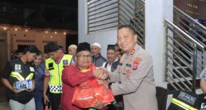 Sambangi Pos Kamling, Kapolres Kutim Ajak Warga Jaga Kamtibmas dan Salurkan Bansos