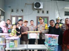 Wujud Kepedulian, Kapolres Kutai Timur Salurkan Bantuan Korban Kebakaran di Sangatta Utara