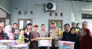 Wujud Kepedulian, Kapolres Kutai Timur Salurkan Bantuan Korban Kebakaran di Sangatta Utara