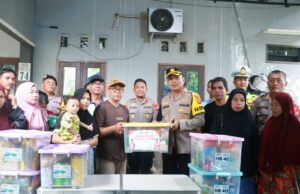 Wujud Kepedulian, Kapolres Kutai Timur Salurkan Bantuan Korban Kebakaran di Sangatta Utara